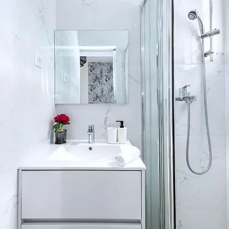 Cosy Et Proche Metro Apartment